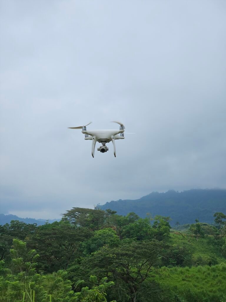 Dron realizando levantamiento topográfico de finca ganadera para diseño de potreros